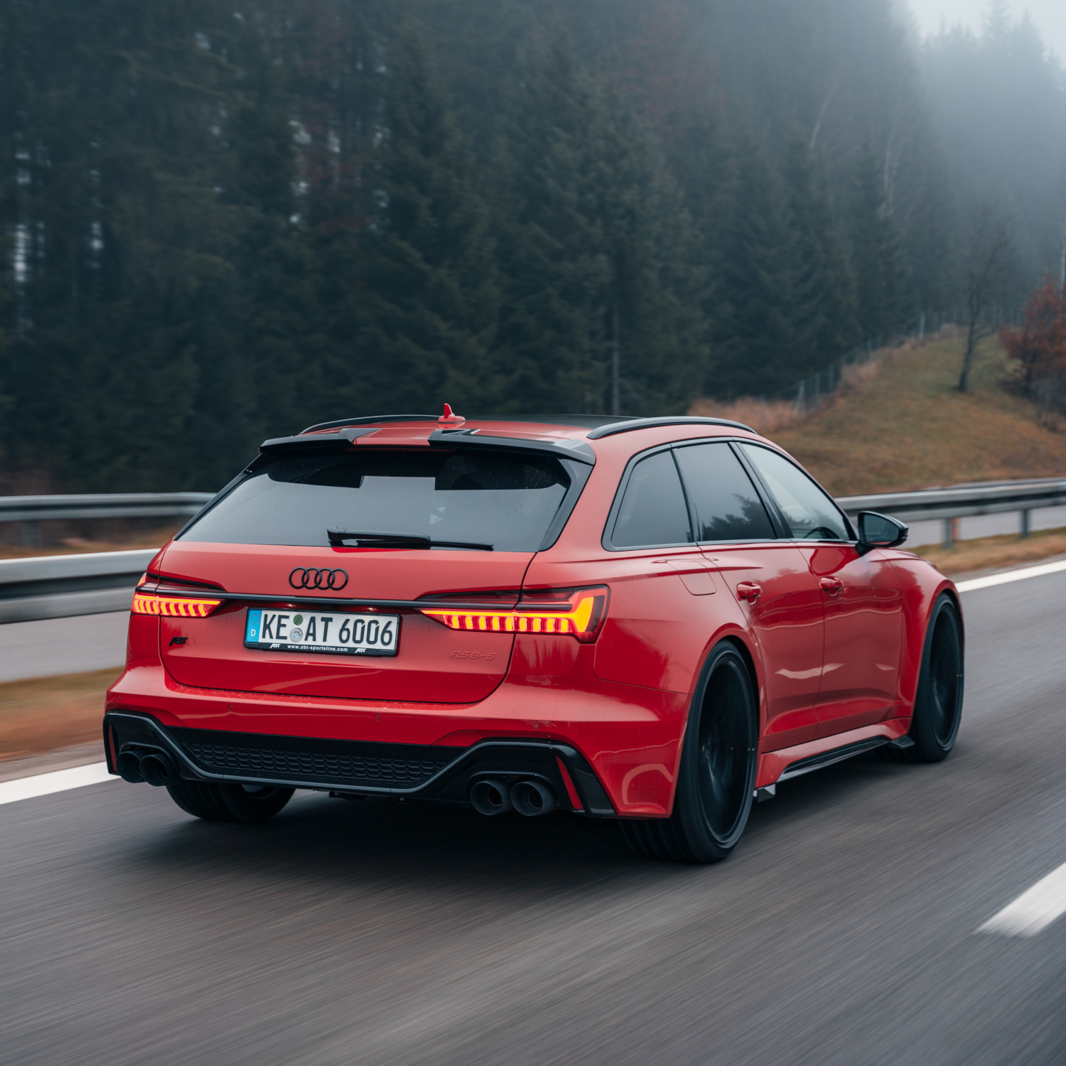 roter RS6-S aus der seitlichen Heckansicht beim Fahren 