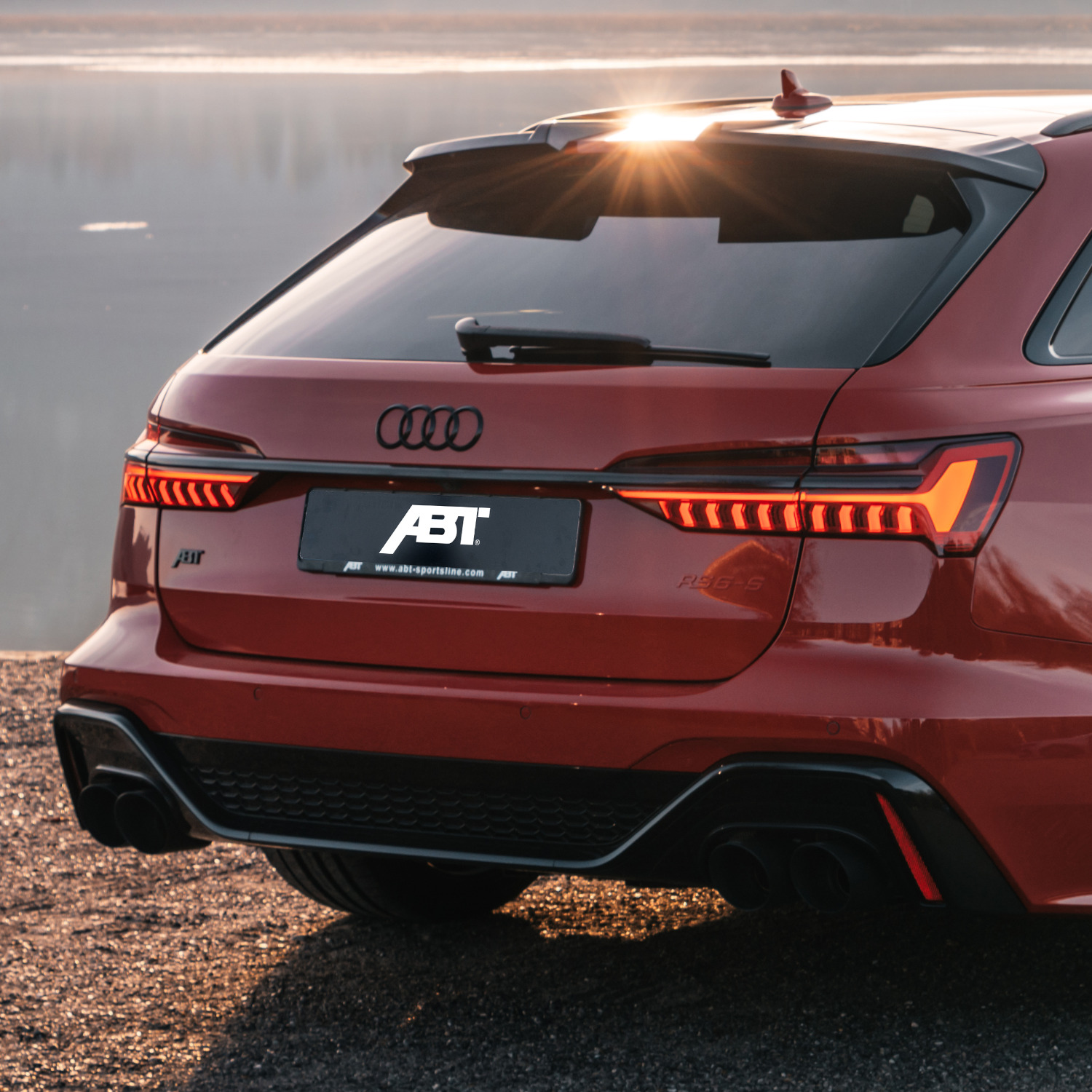 roter RS6-S aus der seitlichen Heckansicht vor See